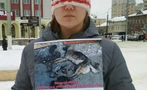 Сибирские зоозащитники фотографируются с «кровавыми» повязками на головах