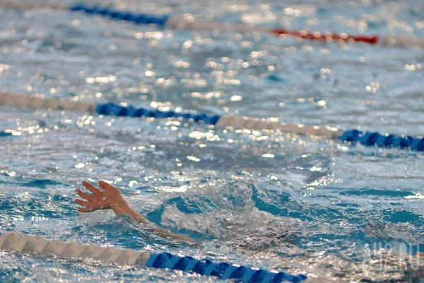 В Якутии 13 подростков получили ожоги глаз во время соревнований в бассейне