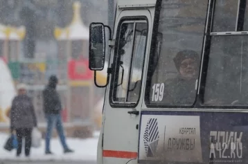Фото: В Кемерове столкнулись легковой автомобиль и маршрутка: момент ДТП попал на видео 1