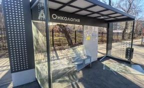 Нетрезвый кемеровчанин колотил руками и ногами по автобусной остановке