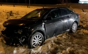 В Кузбассе пьяный автомобилист пытался скрыться от ГИБДД и жёстко влетел в ограждение