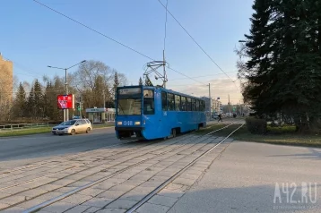 Фото: Мэр Новокузнецка попросил автолюбителей не заезжать на трамвайные пути на Октябрьском проспекте 1