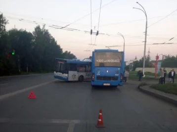 Фото: Автобус проехал на красный свет и врезался в троллейбус в Кемерове 1