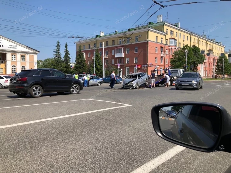 Фото: Два автомобиля столкнулись на Советском проспекте в центре Кемерова 2