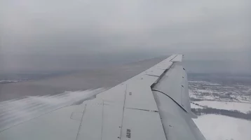 Фото: Пассажир снял на видео посадку самолёта в Кемерове 1